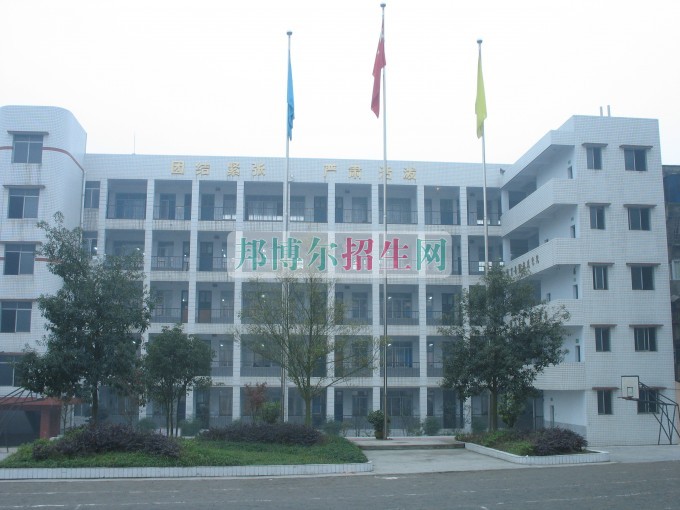 南充信息工程職業(yè)學(xué)校2016年報(bào)名條件、招生對(duì)象