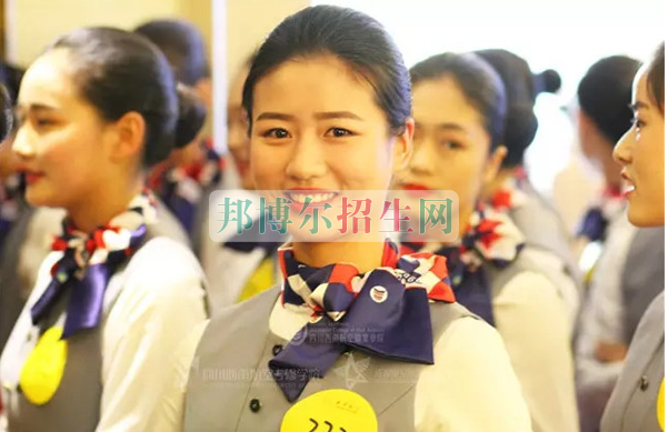 成都航空旅游職業(yè)學(xué)校開(kāi)啟新學(xué)期首場(chǎng)招聘，場(chǎng)面火爆美女如云
