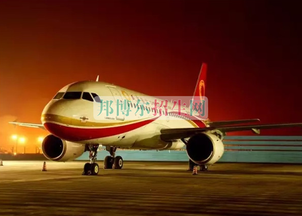 成都航空旅游職業(yè)學(xué)校開(kāi)啟新學(xué)期首場(chǎng)招聘，場(chǎng)面火爆美女如云