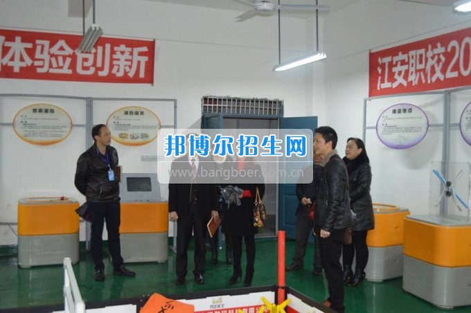 縣科協(xié)領(lǐng)導(dǎo)到四川省江安縣職業(yè)技術(shù)學(xué)?？赐麢C器人大賽師生