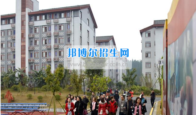 南充市建華職業(yè)中學(xué)開展“請進(jìn)來，走出去”校際交流活動