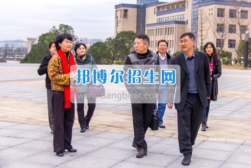 興義民族師范學(xué)院劉照惠校長(zhǎng)率隊(duì)到省屬高?？疾旌笄诠芾砉ぷ? width=