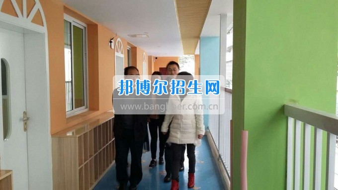南充師范學(xué)校蔡禮儒校長赴高坪、嘉陵參加實習(xí)就業(yè)基地掛牌并看望實習(xí)生