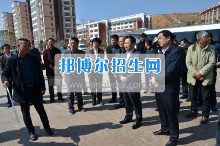 州委、州政府主要領導調研大理衛(wèi)校整體搬遷建設工作  2月10日下午，州委書記陳堅和州委副書記、州長楊健等領導蒞臨大理衛(wèi)校(大理護理職業(yè)學院)海東新校區(qū)，對學校整體搬遷項目建設情況進行實地調研，并在龍山國際會議中心主持召開推進大理衛(wèi)校(大理護理職業(yè)學院)整體搬遷建設專題會議。楊泓濤校長代表學校匯報了學校的工作情況，海開委、州衛(wèi)計委、州教育局、州財政局、州發(fā)改委、州委編辦、州人社局、州審計局等部門領導對大理衛(wèi)校(大理護理職業(yè)學院)整體搬遷建設情況進行了匯報說明。   會上,陳堅書記強調,各主管部門要站在促進全州教育、衛(wèi)生事業(yè)發(fā)展的高度，加強協(xié)調聯(lián)動,幫助解決大理衛(wèi)校整體搬遷工作推進上的瓶頸問題,以高標準、嚴要求組織驗收和掃尾工作，保證施工安全、建筑安全及搬遷后的校園安全。楊健州長重申了實現(xiàn)整體搬遷的意義，并要求學校要在升格組建大理護理職業(yè)學院的同時，保留大理衛(wèi)校的牌子和教學優(yōu)勢，不斷提高辦學質量，擴大辦學規(guī)模，為全州衛(wèi)生事業(yè)發(fā)展輸送更多優(yōu)質人才。   此次調研和座談會充分體現(xiàn)了州委、州政府對于學校整體搬遷建設的高度重視，也為學校發(fā)展指明了方向。學校領導對州委、州政府長期以來對學校的關心和支持致以衷心的感謝，并表示將按照會議的相關要求，抓實各項搬遷準備工作，確保按時完成搬遷辦學。多措并舉做好資金籌措和師資隊伍建設，齊心協(xié)力將大理衛(wèi)校(大理護理職業(yè)學院)打造成為一所具有特色的一流高等護理職業(yè)院校。