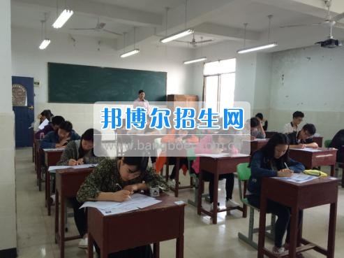 四川三河職業(yè)學院五年制轉(zhuǎn)錄考試工作圓滿結(jié)束  4月6日-7日，根據(jù)《四川三河職業(yè)學院2017年五年制轉(zhuǎn)錄考核方案》要求，2017年五年制轉(zhuǎn)錄考試在聯(lián)辦學校合江少岷職業(yè)技術(shù)學校張灣校區(qū)舉行，考試由教務處丁小林副處長組織，少岷職校有關(guān)領(lǐng)導共同配合開展，考試組織嚴密、紀律正常、圓滿完成了2017年五年制轉(zhuǎn)錄考試工作。