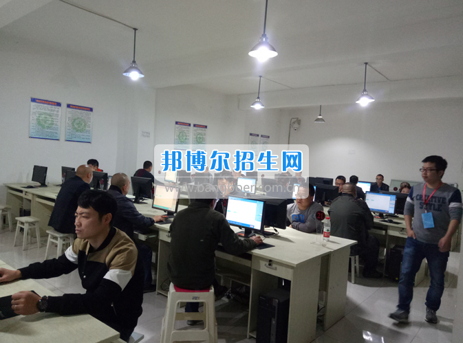 內(nèi)江市鐵路機(jī)械學(xué)校首期“特種設(shè)備、特種作業(yè)人員安全技術(shù)培訓(xùn)班”順利結(jié)業(yè)