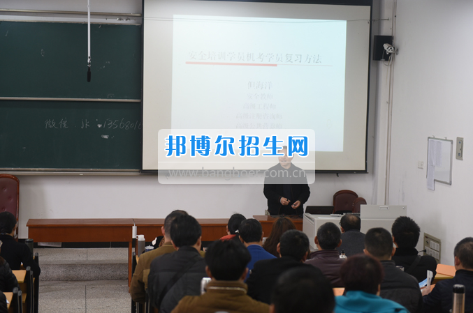 內(nèi)江市鐵路機(jī)械學(xué)校首期“特種設(shè)備、特種作業(yè)人員安全技術(shù)培訓(xùn)班”順利結(jié)業(yè)