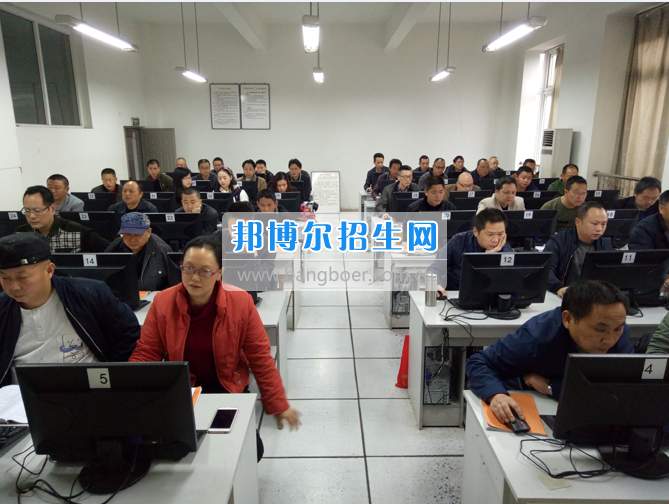 內(nèi)江市鐵路機(jī)械學(xué)校首期“特種設(shè)備、特種作業(yè)人員安全技術(shù)培訓(xùn)班”順利結(jié)業(yè)
