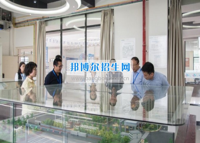 四川省一帶一路促進(jìn)會會長林忠清一行來四川省經(jīng)濟(jì)管理學(xué)校參觀考察，共同商建“一帶一路國際職業(yè)教育中心”