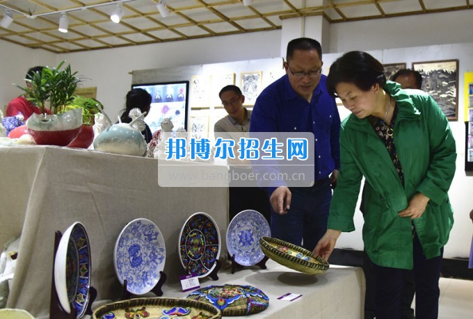 校黨委書記韓卉蒞臨貴州師范大學求是學院參觀2017屆美術畢業(yè)作品展