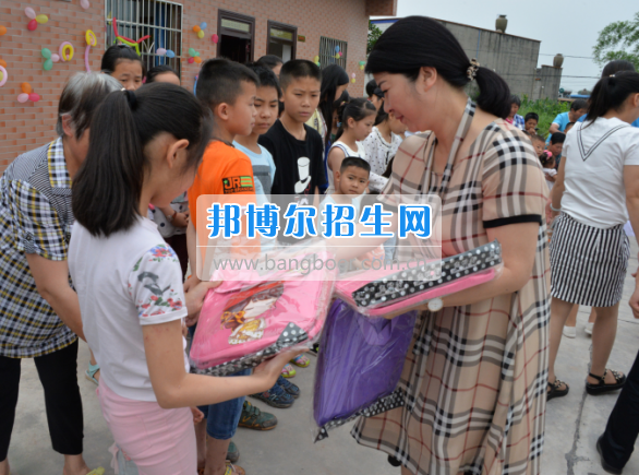 川南幼兒師范高等?？茖W(xué)校在前進(jìn)村留守兒童之家舉行慶“六一“活動(dòng)