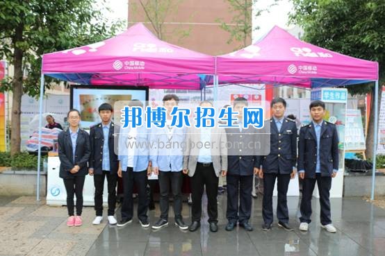 貴州交通職業(yè)技術(shù)學院參加全省實施職業(yè)教育精準脫貧行動兩周年成果展示活動并簽訂合作協(xié)議