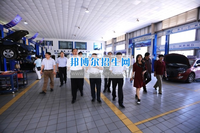 沈陽(yáng)職業(yè)技術(shù)學(xué)院院長(zhǎng)劉樹(shù)敏、濰坊工程職業(yè)學(xué)院院長(zhǎng)高立伯一行來(lái)四川工程職業(yè)技術(shù)學(xué)院考察交流