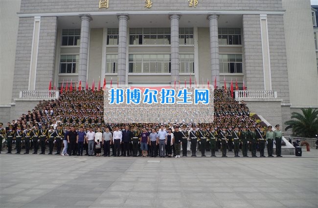 四川管理職業(yè)學院國旗隊參加四川省高校國旗護衛(wèi)隊會操交流活動  為慶祝中國人民解放軍建軍90周年，推進西南地區(qū)高校國旗文化的發(fā)展，持續(xù)發(fā)揮升旗儀式的教育引導作用，深化愛國主義教育，5月20日，我院國旗隊應邀參加了由四川大學錦城學院發(fā)起的會操交流活動。  全省28所高校的國旗護衛(wèi)隊，近千名國旗手齊聚一堂。在莊嚴的升旗儀式后，活動進入會操展示環(huán)節(jié)。我院國旗隊邁著整齊劃一的步伐走過主席臺，展示出了優(yōu)秀的訓練水平和昂揚的精神風貌。當天下午，在四川大學錦城學院大禮堂舉行了“以我火紅青春、譜寫國旗禮贊”大學生升旗手文藝匯演。我院代表隊以優(yōu)雅的舞姿展現了大學生青春的風采。表達了對祖國與學院的炙熱情感和嚴于律己的學習態(tài)度。  此次會操交流活動，加強了省內各高校國旗護衛(wèi)隊間的聯(lián)系，弘揚了愛國、愛旗、護旗的精神，獲得了寶貴的經驗，明確了努力的方向。我院國旗隊的隊員們紛紛表示：要肩負起捍衛(wèi)國旗尊嚴、宣傳國旗文化的神圣使命!