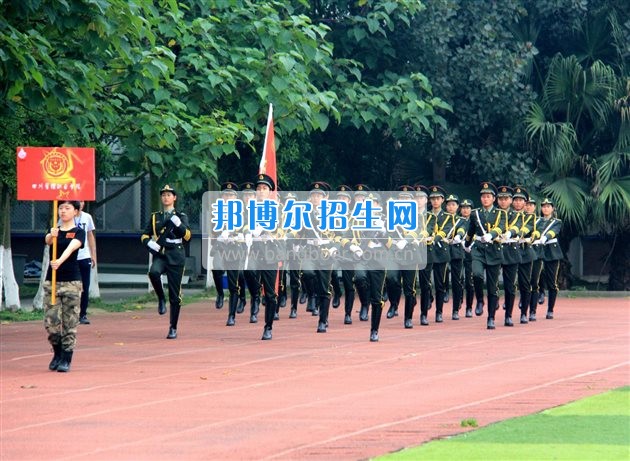 四川管理職業(yè)學院國旗隊參加四川省高校國旗護衛(wèi)隊會操交流活動  為慶祝中國人民解放軍建軍90周年，推進西南地區(qū)高校國旗文化的發(fā)展，持續(xù)發(fā)揮升旗儀式的教育引導作用，深化愛國主義教育，5月20日，我院國旗隊應邀參加了由四川大學錦城學院發(fā)起的會操交流活動。  全省28所高校的國旗護衛(wèi)隊，近千名國旗手齊聚一堂。在莊嚴的升旗儀式后，活動進入會操展示環(huán)節(jié)。我院國旗隊邁著整齊劃一的步伐走過主席臺，展示出了優(yōu)秀的訓練水平和昂揚的精神風貌。當天下午，在四川大學錦城學院大禮堂舉行了“以我火紅青春、譜寫國旗禮贊”大學生升旗手文藝匯演。我院代表隊以優(yōu)雅的舞姿展現了大學生青春的風采。表達了對祖國與學院的炙熱情感和嚴于律己的學習態(tài)度。  此次會操交流活動，加強了省內各高校國旗護衛(wèi)隊間的聯(lián)系，弘揚了愛國、愛旗、護旗的精神，獲得了寶貴的經驗，明確了努力的方向。我院國旗隊的隊員們紛紛表示：要肩負起捍衛(wèi)國旗尊嚴、宣傳國旗文化的神圣使命!