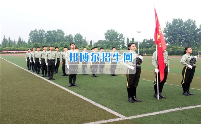 四川管理職業(yè)學院國旗隊參加四川省高校國旗護衛(wèi)隊會操交流活動  為慶祝中國人民解放軍建軍90周年，推進西南地區(qū)高校國旗文化的發(fā)展，持續(xù)發(fā)揮升旗儀式的教育引導作用，深化愛國主義教育，5月20日，我院國旗隊應邀參加了由四川大學錦城學院發(fā)起的會操交流活動。  全省28所高校的國旗護衛(wèi)隊，近千名國旗手齊聚一堂。在莊嚴的升旗儀式后，活動進入會操展示環(huán)節(jié)。我院國旗隊邁著整齊劃一的步伐走過主席臺，展示出了優(yōu)秀的訓練水平和昂揚的精神風貌。當天下午，在四川大學錦城學院大禮堂舉行了“以我火紅青春、譜寫國旗禮贊”大學生升旗手文藝匯演。我院代表隊以優(yōu)雅的舞姿展現了大學生青春的風采。表達了對祖國與學院的炙熱情感和嚴于律己的學習態(tài)度。  此次會操交流活動，加強了省內各高校國旗護衛(wèi)隊間的聯(lián)系，弘揚了愛國、愛旗、護旗的精神，獲得了寶貴的經驗，明確了努力的方向。我院國旗隊的隊員們紛紛表示：要肩負起捍衛(wèi)國旗尊嚴、宣傳國旗文化的神圣使命!