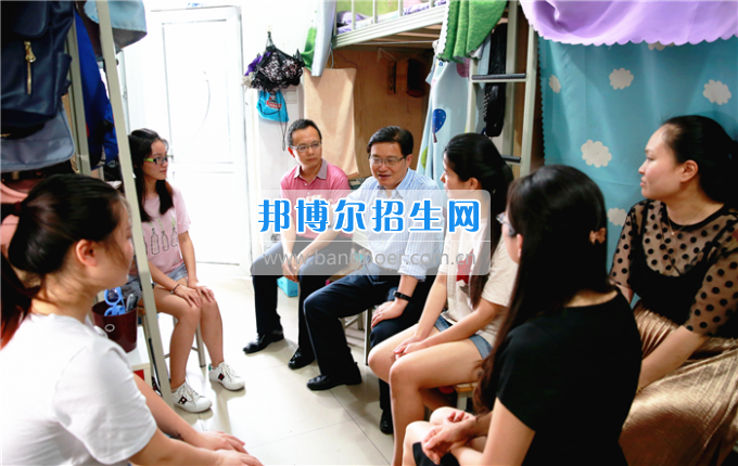 成都中醫(yī)藥大學(xué)領(lǐng)導(dǎo)走訪慰問老黨員、困難黨員和群眾代表