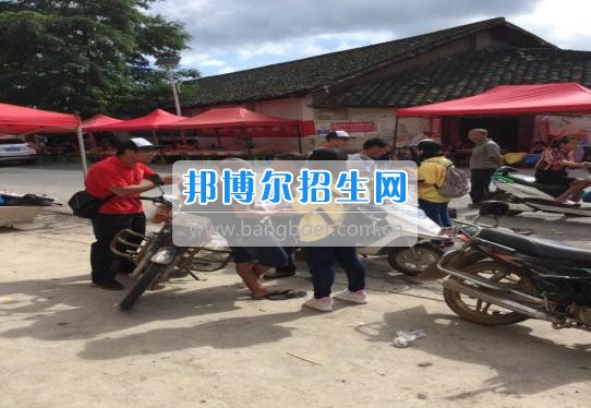 貴州大學(xué)科技學(xué)院暑期社會實踐服務(wù)團好花紅分隊深入九門村、金田村、好花紅村開展禁毒防艾宣傳