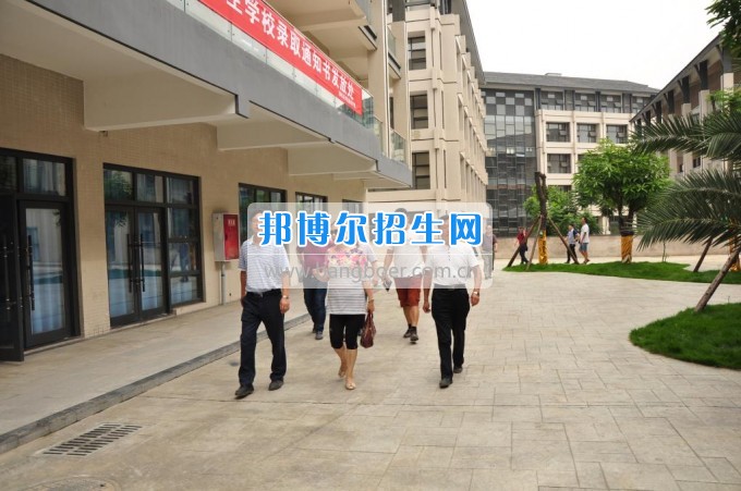 　　攀枝花學(xué)院土木工程學(xué)院副校長石維富帶隊(duì)檢查康養(yǎng)學(xué)院后勤準(zhǔn)備工作  　　7月10日，攀枝花學(xué)院土木工程學(xué)院副校長石維富帶領(lǐng)學(xué)生處、后管處、網(wǎng)計(jì)中心、后勤集團(tuán)、宣傳部、康養(yǎng)學(xué)院、花舞人間公司相關(guān)負(fù)責(zé)人一同視察了康養(yǎng)學(xué)院后勤保障準(zhǔn)備工作。  　　石維富主要檢查了學(xué)生寢室、教室、實(shí)驗(yàn)室、食堂、運(yùn)動(dòng)場(chǎng)等校園環(huán)境設(shè)施的準(zhǔn)備情況。相關(guān)單位對(duì)準(zhǔn)備工作中存在的問題提出了具體整改意見。最后石維富要求相關(guān)單位積極配合花舞人間公司做好開學(xué)前準(zhǔn)備工作，并希望花舞人間公司加快工作進(jìn)度，確保在開學(xué)前各項(xiàng)準(zhǔn)備工作保質(zhì)保量完成。  　　