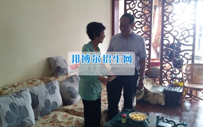 喜迎建黨96周年貴州職業(yè)技術(shù)學院領(lǐng)導走訪慰問退休老黨員