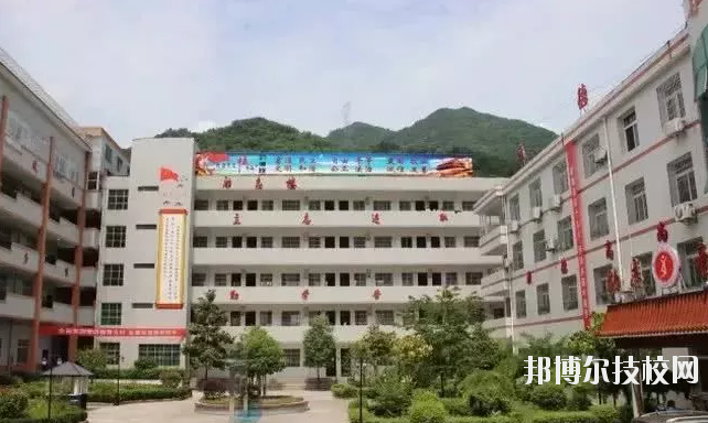 鎮(zhèn)巴縣職業(yè)教育中心2020年報名條件、招生要求、招生對象 