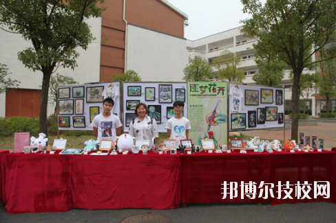 學(xué)校的選擇與報(bào)考是雙向的，不光學(xué)生會(huì)選擇一所優(yōu)秀的學(xué)校報(bào)考，學(xué)校也會(huì)選擇優(yōu)質(zhì)的學(xué)生進(jìn)行錄取，讓自己的辦學(xué)更上一層樓。因此在報(bào)考前，同學(xué)們很有必要去了解一下學(xué)校的招生要求以及報(bào)名條件。下面就和小編一起來看看井岡山應(yīng)用科技學(xué)校的招生要求吧。  井岡山應(yīng)用科技學(xué)校招生對(duì)象：應(yīng)屆初中畢業(yè)生。  井岡山應(yīng)用科技學(xué)校 1.中考準(zhǔn)考證:  2.戶口本前頁及學(xué)生個(gè)人戶口頁復(fù)印件:  3.初中畢業(yè)證復(fù)印件:  4.其它享受國(guó)家資助的證件。低保、殘疾等證件:  井岡山應(yīng)用科技學(xué)校簡(jiǎn)介 江西省井岡山應(yīng)用科技學(xué)校前身為江西省吉安農(nóng)業(yè)學(xué)校，創(chuàng)辦于1951年10月，是一所全日制普通中等專業(yè)學(xué)校，隸屬于吉安市農(nóng)業(yè)局。2004年4月經(jīng)江西省人民政府批準(zhǔn)，更名為江西省井岡山應(yīng)用科技學(xué)校，2009年12月經(jīng)市教育局批準(zhǔn)，增掛吉安農(nóng)業(yè)學(xué)校校牌，實(shí)行兩塊牌子一套班子。學(xué)校位于吉安市旅游風(fēng)景區(qū)----青原山，校園占地面積180畝，建筑面積7萬余平方米，環(huán)境優(yōu)美，是一所花園式學(xué)校?，F(xiàn)有教職工245人，其中專兼職教師236人，現(xiàn)有在校學(xué)生4078人。  小編總結(jié) 不知道小伙伴們滿足以上要求了嗎?對(duì)于想要報(bào)考井岡山應(yīng)用科技學(xué)校的同學(xué)來說，滿足招生要求只是報(bào)考的第一步哦!要確定自己會(huì)不會(huì)被錄取，就還需要對(duì)學(xué)校的錄取分?jǐn)?shù)線做好了解，歡迎大家前往邦博爾技校網(wǎng)進(jìn)行分?jǐn)?shù)線的咨詢。