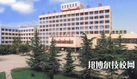知道一所學(xué)校的名字，但是最基本的學(xué)校簡介是必須了解的，選學(xué)校不能初心，畢竟是關(guān)系到自己的將來。以下是小編整理的蘭州電力學(xué)校介紹。  蘭州電力學(xué)校層次：中專  蘭州電力學(xué)校性質(zhì)：公辦  蘭州電力學(xué)校地址：蘭州市安寧區(qū)萬新北路  蘭州電力學(xué)校介紹 蘭州電力學(xué)校坐落于蘭州安寧區(qū)，環(huán)境優(yōu)美，教學(xué)設(shè)施齊全。蘭州電力學(xué)校、甘肅電業(yè)職工中等專業(yè)學(xué)校、甘肅電力繼續(xù)教育中心三塊牌子，一套機(jī)構(gòu)，分署辦公，甘肅電力黨校掛靠在學(xué)校。  十幾年來，蘭州電力學(xué)校先后招收國家任務(wù)生、社會(huì)委培生、市場調(diào)節(jié)生等類學(xué)生，為社會(huì)和系統(tǒng)培養(yǎng)畢業(yè)生3104名，為甘肅電力系統(tǒng)和農(nóng)電系統(tǒng)培訓(xùn)學(xué)員近16000人。 經(jīng)過十幾年、尤其是90年代中后期的迅速發(fā)展，學(xué)校已經(jīng)成為甘肅省中專學(xué)校的佼佼者，建有一座中型實(shí)習(xí)工廠，有計(jì)算機(jī)多媒體教室、電子閱覽室等18個(gè)實(shí)驗(yàn)室和校園計(jì)算機(jī)網(wǎng)絡(luò)。學(xué)校曾經(jīng)和現(xiàn)設(shè)置的專業(yè)有發(fā)電廠及電力系統(tǒng)、電廠熱能動(dòng)力設(shè)備、電廠化學(xué)、建筑工程估價(jià)、用電管理、計(jì)算機(jī)應(yīng)用、財(cái)務(wù)會(huì)計(jì)、城鎮(zhèn)供用電、農(nóng)村供用電、制冷與空調(diào)安裝、電力營銷、電氣技術(shù)、電子電器、輸配電線路施工檢修與運(yùn)行、水利水電工程技術(shù)、文化藝術(shù)等近二十個(gè)專業(yè)。學(xué)制有大中專二年半、在職中專三年、普通中專四年和