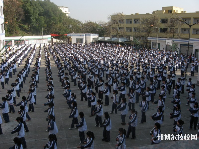 上學(xué)難的問(wèn)題雖然一直在解決，但還是會(huì)有部分家庭要面臨這個(gè)問(wèn)題。因此，學(xué)費(fèi)是學(xué)生和家長(zhǎng)在填報(bào)志愿的時(shí)候必定會(huì)考慮的重要因素之一，關(guān)乎一個(gè)家庭的經(jīng)濟(jì)承受能力。下面是小編今天整理的關(guān)于浙江醫(yī)藥技術(shù)學(xué)校的收費(fèi)標(biāo)準(zhǔn)的相關(guān)信息，希望大家報(bào)考自己滿意的學(xué)校。  浙江醫(yī)藥技術(shù)學(xué)校2020年學(xué)費(fèi)、收費(fèi)標(biāo)準(zhǔn) 學(xué) 費(fèi)(免學(xué)費(fèi)前)：三年制中專專業(yè)3000元/學(xué)期。  浙江醫(yī)藥技術(shù)學(xué)校拓展閱讀 1.普通高中學(xué)校學(xué)生資助政策  (1)免學(xué)費(fèi)  對(duì)享受最低生活保障待遇家庭的子女、依法由社會(huì)福利機(jī)構(gòu)監(jiān)護(hù)的未成年人、革命烈士子女、列入農(nóng)村五保供養(yǎng)范圍的未成年人以及殘疾學(xué)生，免除在校期間學(xué)費(fèi)和代管費(fèi)。  (2)國(guó)家助學(xué)金  對(duì)具有正式注冊(cè)學(xué)籍的普通高中在校生中的家庭經(jīng)濟(jì)困難學(xué)生發(fā)放國(guó)家助學(xué)金，平均資助標(biāo)準(zhǔn)為每生每年2000元。  2.中等職業(yè)學(xué)校學(xué)生資助政策  (1)免學(xué)費(fèi)  對(duì)公辦中等職業(yè)學(xué)校全日制正式學(xué)籍一、二、三年級(jí)所有在校學(xué)生免除學(xué)費(fèi)(非民族地區(qū)非戲曲類相關(guān)表演專業(yè)學(xué)生除外);對(duì)民辦中職學(xué)校學(xué)生按當(dāng)?shù)赝愋屯瑢I(yè)公辦中職學(xué)校學(xué)費(fèi)標(biāo)準(zhǔn)給予免除。  (2)國(guó)家助學(xué)金  對(duì)全日制正式學(xué)籍的一、二年級(jí)在校涉農(nóng)專業(yè)學(xué)生和非涉農(nóng)專業(yè)家庭經(jīng)濟(jì)困難學(xué)生發(fā)放國(guó)家助學(xué)金，資助標(biāo)準(zhǔn)為每生每年2000元。  小編關(guān)于浙江醫(yī)藥技術(shù)學(xué)校的學(xué)費(fèi)情況的信息介紹就到這里了。目前國(guó)家大力扶持教育事業(yè)的發(fā)展，尤其是職業(yè)技術(shù)方面的教育，資金扶持給大家解決了不少的后顧之憂。希望大家在如此好的政策環(huán)境下，能抓住機(jī)會(huì)好好發(fā)展自己。