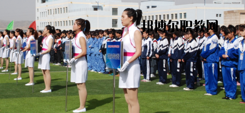 升學(xué)都是選拔性的考試，所以對同學(xué)們都有分?jǐn)?shù)要求是很正常的，而初中升學(xué)又分為高中和普通中職學(xué)校，而這兩個之間的錄取都是不一樣的，在分?jǐn)?shù)上面的要求區(qū)別比較大，那么，白銀工業(yè)學(xué)校招生錄取分?jǐn)?shù)線是多少呢?接下來就為同學(xué)們整理一下。  白銀工業(yè)學(xué)校錄取分?jǐn)?shù)線 白銀市普高錄取分?jǐn)?shù)線：460分  白銀工業(yè)學(xué)校拓展閱讀 學(xué)校擁有一支學(xué)歷層次高、專業(yè)水平強(qiáng)、敬業(yè)愛崗、專兼結(jié)合、充滿活力的高素質(zhì)教師隊伍，學(xué)?，F(xiàn)有專兼結(jié)合的教師近200人。其中，研究生學(xué)歷11人，本科學(xué)歷89人，學(xué)歷合格率達(dá)92%以上;有高級職稱25人，中級職稱76人;基礎(chǔ)課教師48人，專業(yè)課教師67人，實(shí)習(xí)指導(dǎo)教師33人，雙師型教師占16人。教師的學(xué)歷、職稱結(jié)構(gòu)合理，完全能滿足學(xué)校的教學(xué)、實(shí)習(xí)實(shí)訓(xùn)需要。  學(xué)校擁有十一個專業(yè)實(shí)訓(xùn)室。即電子電工實(shí)訓(xùn)室、建筑材料實(shí)訓(xùn)室、機(jī)電一體化實(shí)訓(xùn)室、電焊實(shí)訓(xùn)室、電器維修實(shí)訓(xùn)室、電鋼琴實(shí)驗實(shí)訓(xùn)室、金工實(shí)訓(xùn)室、模具數(shù)控實(shí)訓(xùn)室、CID制圖室、中高級電工考核室、銑工實(shí)訓(xùn)室。擁有四大實(shí)驗室，即化工實(shí)驗室、物理實(shí)驗室、財會模擬實(shí)驗室、語音實(shí)驗室。擁有六個微機(jī)室，多媒體教室、電教室等現(xiàn)代化教學(xué)設(shè)施。并建成校園網(wǎng)及遠(yuǎn)程教育網(wǎng)。學(xué)校將于5月份開工興建的實(shí)訓(xùn)樓建成后，將進(jìn)一步改善實(shí)訓(xùn)條件。學(xué)校分南北兩個校區(qū)，占地面積500余畝，校舍建筑面積66000平方米。  上文，就是小編為同學(xué)們整理的關(guān)于白銀工業(yè)學(xué)校所在地的普高錄取分?jǐn)?shù)線，同學(xué)們可以通過這個分?jǐn)?shù)線來分析自己現(xiàn)在的一個成績，能夠上高中的話及盡量的上高中。