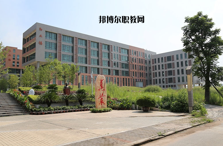 重慶榮昌區(qū)職業(yè)教育中心2020年報(bào)名條件、招生要求、招生對(duì)象