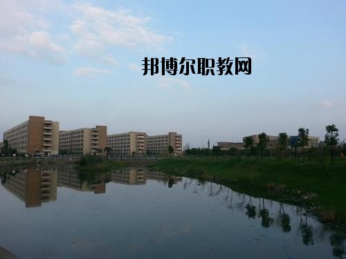 內(nèi)江鐵路機械學(xué)校2020年報名條件、招生要求、招生對象