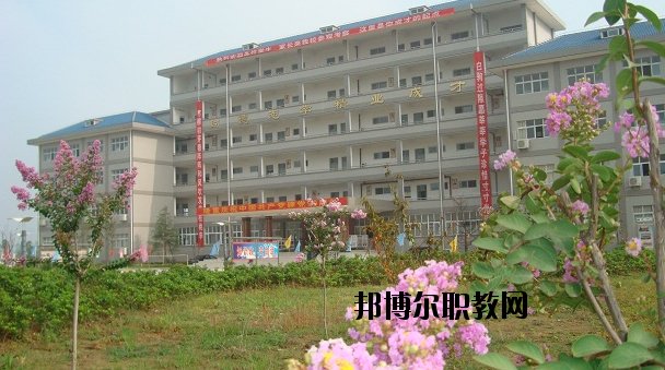 鄂州經(jīng)貿(mào)學(xué)校2020年報(bào)名條件、招生要求、招生對象