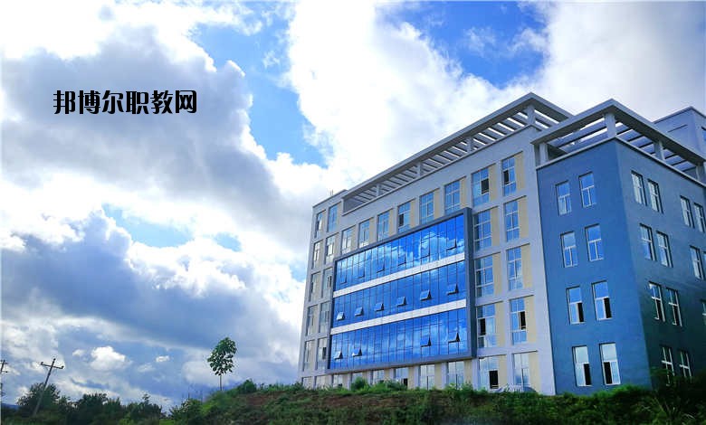 四川省南充衛(wèi)生學(xué)校2020年報(bào)名條件、招生要求、招生對象