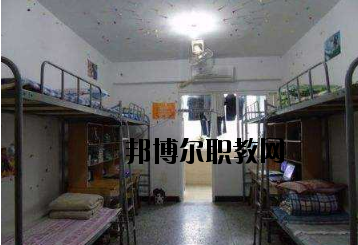 不同的同學(xué)對學(xué)校的宿舍期待是不一樣的。有的同學(xué)希望宿舍有空調(diào)，有的同學(xué)認(rèn)為這并不重要。有的同學(xué)希望寢室有書桌等供自己學(xué)習(xí)的條件，而有的同學(xué)則認(rèn)為寢室只是用來休息的。一千個人的眼中有一千個哈姆雷特，在對一件事情進(jìn)行考評的時候，同學(xué)們可以結(jié)合自己的實(shí)際需要來看，而非人云亦云。  定南中等專業(yè)學(xué)校宿舍條件 學(xué)校宿舍算是比較不錯的了，生活設(shè)施齊全，可以滿足同學(xué)們的大部分需求，配有衛(wèi)生間、空調(diào)、熱水等設(shè)施，通風(fēng)、采光條件也較好。  定南中等專業(yè)學(xué)校辦學(xué)條件 定南中等專業(yè)學(xué)校地處贛粵門戶——定南，建辦于1958年，占地面積135畝，校舍建筑面積2.5萬平方米，辦學(xué)規(guī)?？扇菁{近2000人使用。學(xué)校師資力量雄厚，擁有高級職稱以上教師若干人。  定南中等專業(yè)學(xué)校概況 定南中專是我縣唯一一所培養(yǎng)技能型人才的中等專業(yè)學(xué)校，現(xiàn)開設(shè)了學(xué)前教育、電子技術(shù)應(yīng)用、模具制造技術(shù)、汽車運(yùn)用與維修、“三校生”高考、旅游服務(wù)與管理等六大特色專業(yè)。學(xué)校各專業(yè)設(shè)備先進(jìn)，現(xiàn)有現(xiàn)代化汽車二級維護(hù)、幼兒情境模擬、電子電拖、模具制造、程序控制等29間實(shí)訓(xùn)教室，擁有紙質(zhì)藏書近10萬冊，電子藏書超過20萬冊，所有教室裝備了錄播一體、信息化教學(xué)設(shè)備，實(shí)現(xiàn)了校園智慧化管理。  小編總結(jié) 看過學(xué)校的宿舍條件以后，不知道大家覺得定南中等專業(yè)學(xué)校的宿舍是否滿足了自己的預(yù)期呢?我們可以了解到，這所學(xué)校的宿舍算是比較不錯的了，生活設(shè)施齊全，可以滿足同學(xué)們的大部分需求，配有衛(wèi)生間、空調(diào)、熱水等設(shè)施，通風(fēng)、采光條件也較好。