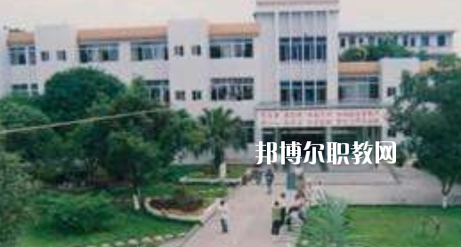 柳州市衛(wèi)生學校2020年報名條件、招生要求、招生對象 