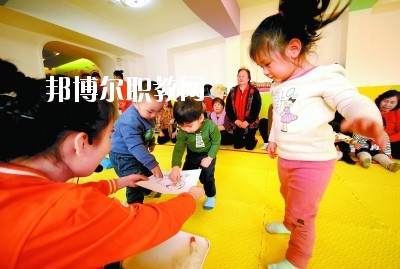 隨著二胎政策的放寬，我國(guó)新生兒的數(shù)量明顯增多，這也說明，在未來(lái)的很長(zhǎng)一段時(shí)間里，幼師都是一個(gè)非常受歡迎的行業(yè)，而四川是座發(fā)展迅速，有深厚文化底蘊(yùn)的城市，自然是受到很多同學(xué)喜愛，近日，就會(huì)問小編關(guān)于四川讀幼師學(xué)校好不好?那接下來(lái)，小編就給大家介紹一下四川幼師學(xué)校，如果你有更多疑問，歡迎點(diǎn)擊右側(cè)的咨詢欄與我們交流。  四川讀幼師的就業(yè)前景 就業(yè)容易，畢業(yè)學(xué)生不愁“嫁”盡管當(dāng)前就業(yè)形勢(shì)嚴(yán)峻，各地大學(xué)生就業(yè)難度大，但許多城市的學(xué)前教育專業(yè)畢業(yè)生并未受影響，反而逆勢(shì)上漲，待遇也比往年有所提高。近年來(lái)，由于幼兒園發(fā)展的需要，很多單位幼兒教師奇缺，連男老師也變得搶手起來(lái)。學(xué)前、初教專業(yè)畢業(yè)生不愁“嫁”，甚至有很多幼教機(jī)構(gòu)到學(xué)校預(yù)約、搶簽畢業(yè)生，幼教人才受歡迎程度可見一斑。  四川讀幼師的優(yōu)勢(shì) 幼教項(xiàng)目的穩(wěn)定性強(qiáng)，不受市場(chǎng)沖擊，打造終身產(chǎn)業(yè)。現(xiàn)階段，無(wú)論是從國(guó)家教育改革發(fā)展的全局出發(fā)，還是從目前有關(guān)民辦學(xué)前教育的法律法規(guī)政策等方面來(lái)看，民辦學(xué)前教育發(fā)展?jié)摿Χ际志薮?。其次，成就子女未?lái)。選擇了幼教工作，可以讓我們更懂得如何教育子女，對(duì)自己未來(lái)孩子接收良好的家庭教育有著十分重要的促進(jìn)作用。女性投身幼教行業(yè)后，長(zhǎng)期接受最先進(jìn)的幼教理念和適合中國(guó)幼兒的各類課程，繼而在對(duì)自己子女的教育觀念和方法上也會(huì)更科學(xué)，為孩子今后的發(fā)展奠定更好的基礎(chǔ)。  德陽(yáng)科貿(mào)職業(yè)學(xué)院幼師升學(xué)班學(xué)前教育專業(yè)介紹 本專業(yè)順應(yīng)國(guó)家“幼有所育”學(xué)前教育決策和學(xué)前教育專業(yè)人才極度短缺的社會(huì)需求而設(shè)，是一個(gè)綜合性較強(qiáng)的專業(yè)，涵蓋0-6歲兒童的教育，作為人生起點(diǎn)教育的學(xué)前教育專業(yè)對(duì)人的一生的發(fā)展和教育起著重要的奠基作用。本專業(yè)緊密對(duì)接各級(jí)各類幼兒園和早期教育機(jī)構(gòu)等實(shí)施合作辦學(xué)、合作育人，強(qiáng)化“四能”特長(zhǎng)(彈唱、舞蹈、美術(shù)、游戲)、“五會(huì)”素養(yǎng)(保育、保健、教育、溝通、管理)，致力于培養(yǎng)新時(shí)代“有愛心、有耐心、有恒心、有責(zé)任心”的學(xué)前教育人才。  培養(yǎng)目標(biāo)：本專業(yè)培養(yǎng)以立德樹人為己任，具有良好的職業(yè)道德、專業(yè)素養(yǎng)、協(xié)作精神、溝通能力和創(chuàng)新意識(shí)，擁有先進(jìn)的幼兒教育理念，具有較扎實(shí)的學(xué)前教育的專業(yè)知識(shí)與專業(yè)技能，具備較強(qiáng)的幼兒保教能力，從事幼兒園教育教學(xué)、保育保健工作的高素質(zhì)應(yīng)用型人才。  核心課程：學(xué)前教育學(xué)、學(xué)前兒童心理學(xué)、幼兒游戲理論與實(shí)踐、幼兒行為觀察、幼兒園五大領(lǐng)域教育、學(xué)前衛(wèi)生學(xué)、聲樂、鋼琴、舞蹈、美術(shù)、幼兒歌曲彈唱、幼兒舞蹈創(chuàng)編、幼兒園班級(jí)管理、幼兒手工、家庭教育等。  職業(yè)前景：習(xí)近平總書記在“黨的十九大”上指出：“增進(jìn)民生福祉是發(fā)展的根本目的。必須多謀民生之利、多解民生之憂，在發(fā)展中補(bǔ)齊民生短板、促進(jìn)社會(huì)公平正義，在幼有所育、學(xué)有所教上不斷取得新進(jìn)展。”  2019年教育部《2018年全國(guó)教育事業(yè)發(fā)展統(tǒng)計(jì)公報(bào)》顯示，2018年全國(guó)共有幼兒園26.67萬(wàn)所，比上年增加1.17萬(wàn)所，增長(zhǎng)4.60%; 在園幼兒4656.42萬(wàn)人，比上年增加56.28萬(wàn)人;學(xué)前教育毛入園率達(dá)到81.7%，比上年提高2.1%，且0-6歲兒童超過1億，幼兒園專任教師258.14萬(wàn)人。按照國(guó)家對(duì)學(xué)前教育師幼比(1:5)的規(guī)定，幼兒園專任教師的缺口高達(dá)673萬(wàn)多。學(xué)前教育專業(yè)人才就業(yè)前景非常廣闊。  就業(yè)崗位：幼兒園教師、幼兒保育員、幼兒保健教師、早期教育教師。  獲取資格證書：幼兒園教師資格證、普通話水平證書(二甲及以上)  專業(yè)實(shí)訓(xùn)室：幼兒保育實(shí)訓(xùn)室、幼兒衛(wèi)生保健實(shí)訓(xùn)室、仿真幼兒園、幼兒手工制作實(shí)訓(xùn)室、幼兒美術(shù)實(shí)訓(xùn)室、聲樂實(shí)訓(xùn)室、形體舞蹈實(shí)訓(xùn)室、鋼琴實(shí)訓(xùn)室、游戲與感統(tǒng)實(shí)訓(xùn)室、繪本實(shí)訓(xùn)室、蒙臺(tái)梭利教育實(shí)訓(xùn)室、奧爾夫音樂實(shí)訓(xùn)室等。  專業(yè)實(shí)踐基地：廣漢市第三幼兒園、廣漢市雒城鎮(zhèn)第四幼兒園、廣漢市西外中心幼兒園、德陽(yáng)市旌南幼兒園、德陽(yáng)市黃河?xùn)|路幼兒園、四川師范大學(xué)實(shí)驗(yàn)幼兒園、四川師范大學(xué)附屬啟夏幼兒園、成都市武侯區(qū)福錦幼兒園、崇州市虹橋歡樂谷幼兒園、岳池知恩行幼兒園、西充縣青葵幼兒園等。  上面關(guān)于四川讀幼師學(xué)校好不好?小編介紹了，小編覺得不管是讀什么學(xué)校都是要從多方面來(lái)考慮的，要看行業(yè)的發(fā)展前景怎么樣，還要看這個(gè)專業(yè)到底適不適合自己，就好像幼師學(xué)校，一定要學(xué)好小孩子才可以去讀，因?yàn)檫@個(gè)專業(yè)將來(lái)出來(lái)不管做什么工作，都是要和小朋友待在一起的。如有更多問題，歡迎咨詢邦博爾網(wǎng)。