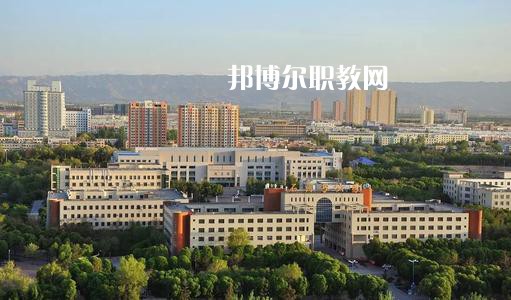 新疆石河子衛(wèi)生學校2021年有哪些專業(yè)?我們知道同學們在選擇專業(yè)的時候?qū)嶋H上專業(yè)比學校更重要，對于同學們來說在選擇專業(yè)的時候是需要慎重的。  新疆石河子衛(wèi)生學校專業(yè)設(shè)置 學校設(shè)有：護理學、藥劑學、檢驗學三大專業(yè)。其中護理學：有中專和大專兩種，大專為石河子大學在該校委培專業(yè)，頒發(fā)石河子大學的畢業(yè)證書。  新疆石河子衛(wèi)生學校學校優(yōu)勢 學校地址位于石河子市中心位置，旁邊為石河子市人民醫(yī)院(農(nóng)八師石河子市人民醫(yī)院)也是石河子的120急救中心。步行至石河子市游憩廣場只需要10分鐘，學校地理位置屬于石河子市市中心。交通發(fā)達。  學習優(yōu)勢：每門課程都有專業(yè)的老師帶教，在每個假期，都將組織學生參與臨床見習，增加學生的臨床經(jīng)驗。  其他優(yōu)勢：每一位在校生，都可以申請國家貧困助學金，國家撥款，每人每年1500元，均發(fā)至學生手上，解決了學生的基本溫飽問題，為貧困學生創(chuàng)造了學習條件。  另：南疆三地州學生、農(nóng)村籍學生、貧困生(非城市、城鎮(zhèn)戶口)可以申請減免學費，每人每年減免2000元，即只需繳納400元，即可上學，完成貧困學生學習的心愿。學生可以使用半價火車票往返，每年4次。  新疆石河子衛(wèi)生學校學校榮譽 學校以治校嚴謹，講求質(zhì)量，辦學成績斐然而著稱。多年來被石河子市評為“精神文明先進單位”、“民族團結(jié)先進單位”、“衛(wèi)生綠化先進單位”、“綜合治理先進單位”、“招生先進集體”，“德育教育先進學校”。 2000年通過兵團《中等醫(yī)學主要專業(yè)設(shè)置》評估;2003年通過兵團《中等職業(yè)學校合格評估》;2002年被國家教育部首批確定為“全國護理專業(yè)示范點學校”;2003年教育部評估為“全國重點中等職業(yè)學校”;2004年教育部確定為全國“護理專業(yè)領(lǐng)域技能型人才培養(yǎng)培訓基地”，同時，被國家教育部列為“全國衛(wèi)生職業(yè)教學模式研究課題組學校”、“面向二十一世紀全國衛(wèi)生職業(yè)學校系列教改教材編輯委員會”學校. 2005年4月，參加“全國護理教學改革成果展示賽”榮獲團體“二等獎”和“組織獎”。2005年12月被教育教育部評為“全國護理教學改革先進學校”。  小編為同學們整理好了學校的招生專業(yè)，同學們可以仔細的看看，對于同學們自己來說選擇一個適合自己的專業(yè)是非常重要的事情的哦，這樣才能保證后期的就業(yè)的哦。