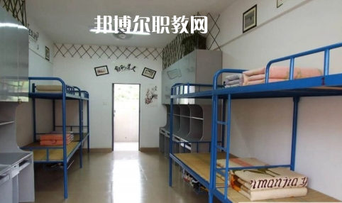 貴定縣技工學校報名條件、招生要求、招生對象是什么要求呢?每一個學校在招收學生的時候都是會有自己的要求的，同學們在找學校的時候也特別的擔心自己能不能符合到學校，小編就遇到很多這樣的學生來問，為了幫助同學們了解，小編就來整理一下學校這方面的要求。  貴定縣技工學校招生對象和條件 具有本縣戶籍井且參加當年中招考試，品德合格、身體健康，自愿報名的應屆初中畢業(yè)生     貴定縣技工學校錄取方式 根據(jù)當年高中錄取分數(shù)線下浮50分以內(nèi)，錄滿名額為止。  貴定縣技工學校就讀形式 第一學年在貴定職校就讀，開設普通高中一年級課程，適當增加職業(yè)技能基礎課。一年后通過參加由貴定一中統(tǒng)一組織的選拔考試，按比例分流到貴定一中就讀。也可根據(jù)自己的意向選擇我校專業(yè)就讀，走技能成才之路，通過備考后報讀高職院校。  貴定縣技工學校校企合作 為貫徹落實好國家關于加強東西部扶貧協(xié)作的要求，進一步加強職業(yè)教育東西協(xié)作，發(fā)揮職業(yè)教育助推脫貧攻堅的重要作用。5月7日，副縣長荊茂團、政府辦副主任韋凱倫、扶貧辦副主任蔡健一行，來到貴定職校開展關于廣州市南沙區(qū)“美的集團”專項結(jié)對幫扶調(diào)研會議，貴定縣人力資源和社會保障局副局長、黨組副書記、貴定職校校長周傳德同志、副校長羅連慧等參加了會議。  會上，荊茂團副縣長首先指出：要貫徹好國家“東西協(xié)作”的要求，落實好東部地區(qū)幫助西部地區(qū)盡快實現(xiàn)全面脫貧的工作，他強調(diào)，在職業(yè)教育上解決學生就業(yè)問題是關鍵。他還向貴定職校校長周傳德同志提出希望：希望貴定職校能輸送專業(yè)性強的學生到廣州市南沙區(qū)“美的集團”工作，解決學生就業(yè)難的問題。隨后，周校長向荊副縣長匯報了我校當前面臨的**困難是缺乏專業(yè)教師和教學設施設備，希望廣州方面能夠給予幫助。  荊副縣長立即表示：廣州市南沙區(qū)“美的集團”會派相關的專業(yè)人員到貴定職校進行培訓和指導，并希望我校派出相關專業(yè)教師到美的集團進行交流學習，目的是加快校企合作的廣度與深度，促進教學、師資隊伍質(zhì)量的全面提升，提高就業(yè)簽約率與對口率;如果我校與“美的集團”確定校企合作關系后，“美的集團”將會給學校提供相關的專業(yè)設施設備，開展師資能力培訓等，以提高專業(yè)的教育教學質(zhì)量，真正實現(xiàn)“一人就業(yè)、全家脫貧”。  小編為同學們整理了關于學校的招生條件這些，實際上正常畢業(yè)的同學基本都是可以就讀的，只是在學習專業(yè)的時候同學們需要慎重一點，有的專業(yè)是有專業(yè)要求的，那個就必須符合，因為關系到今后的就業(yè)的情況的，小編建議同學們?nèi)绻_實是要就讀職校的話都要提前一點選擇好。