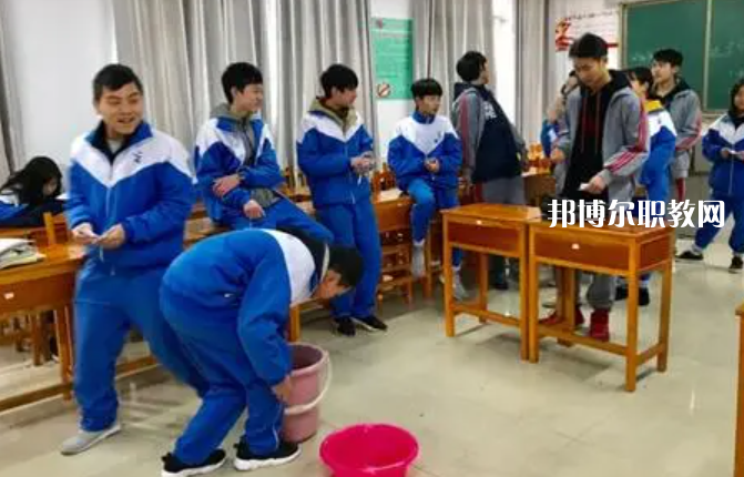 貴陽(yáng)市經(jīng)濟(jì)貿(mào)易中等專(zhuān)業(yè)學(xué)校2022年學(xué)費(fèi)、收費(fèi)多少