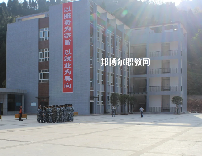 在填報(bào)學(xué)校之前應(yīng)該與學(xué)校的老師多多溝通，