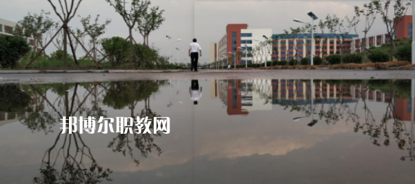 青島西大技工學(xué)校地址在哪里，哪個地區(qū)，哪個城市?