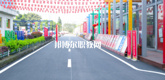 重慶新華電腦學(xué)校地址在哪里，哪個地區(qū)，哪個城市?