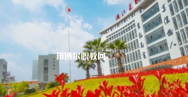 浦江縣職業(yè)技術(shù)學(xué)校招生計(jì)劃人數(shù)根據(jù)專業(yè)不同，計(jì)劃也是不同的，例如：幼兒保育招生40人，學(xué)前教育招生57人，普職融通招生150人，工藝美術(shù)招生150人，淘寶美工招生40人，等等，邦博爾小編為大家整理了浦江縣職業(yè)技術(shù)學(xué)校招生計(jì)劃人數(shù)詳細(xì)內(nèi)容，信息僅供參考，如有變動(dòng)，以學(xué)校官方最新消息為準(zhǔn)。  一、浦江縣職業(yè)技術(shù)學(xué)校招生計(jì)劃一覽表 二、浦江縣職業(yè)技術(shù)學(xué)校招生情況 1、浦江縣職業(yè)技術(shù)學(xué)校招生條件、要求  遵紀(jì)守法、熱愛勞動(dòng)、文明禮貌、樸實(shí)誠信;  無疾病、無傳染病、無慢性病史、無犯罪史、無嚴(yán)重違紀(jì)史;  身體健康，學(xué)生品行端正。  2、浦江縣職業(yè)技術(shù)學(xué)校招生對(duì)象  招收應(yīng)屆、歷屆初中畢業(yè)及以上文化程度的學(xué)生  三、浦江縣職業(yè)技術(shù)學(xué)校簡(jiǎn)介 學(xué)校有全國職教名師、省特級(jí)教師、大師名家、省市教壇新秀、省技術(shù)能手、市學(xué)科帶頭人40多人。智慧校園管理系統(tǒng)、體育館、圖書館、電子閱覽室、校內(nèi)外實(shí)訓(xùn)基地等，教學(xué)設(shè)施一應(yīng)俱全。  學(xué)校設(shè)有浦江縣職業(yè)技能培訓(xùn)中心和職業(yè)技能鑒定中心。  四、浦江縣職業(yè)技術(shù)學(xué)?？诒?校友評(píng)價(jià)：浦江縣職業(yè)技術(shù)學(xué)校辦學(xué)特色鮮明，教學(xué)設(shè)施一應(yīng)俱全，為本地經(jīng)濟(jì)建設(shè)和社會(huì)發(fā)展培養(yǎng)高技能人才。  校友評(píng)價(jià)：浦江縣職業(yè)技術(shù)學(xué)校教學(xué)設(shè)備比較齊全，老師工作認(rèn)真，領(lǐng)導(dǎo)班子心齊。