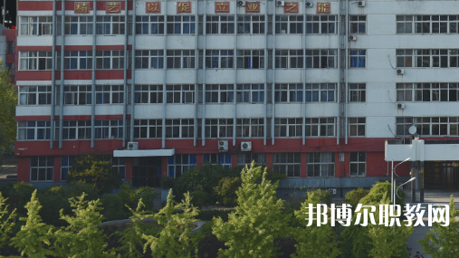 開灤技師學院招生計劃?每年學校在招生季節(jié)都會公布自己的招生計劃，那么學生們在對學校所進行選擇的時候，是可以具體看看一所學校的招生計劃，然后再看看學校所公布的招生要求是否是自己可以滿足的，從而決定對學校的報讀。  一、開灤技師學院招生計劃一覽表 二、開灤技師學院招生情況 1、開灤技師學院招生條件、要求  身高:1.55米以上。  體重:不低于50公斤，高限不超過標準體重的50%。  視力:裸眼視力左右均在4.7(含47)以上，砂眼左右無第二期三個“十”者，無色弱、色盲者。  耳病:無化膿性中耳炎者。  聽力:左右兩側(cè)均大于80%(包括80%分貝)。  鼻病:無萎縮性鼻炎及較重肥大性鼻炎者。  血壓:90mmHg<收縮壓<140mmHg、60mmHg<舒張壓<90mmHg  心臟:二級收縮期雜音以下和心率在90次/分以下者。  肺臟:無慢性支氣管炎 支氣管哮喘、肺結(jié)核、結(jié)核性胸膜炎等呼吸系統(tǒng)慢性病。  腹部無任何腫物和肝、脾不腫大者(肝大一公分以內(nèi)功能正常者除外)。  對紋身者,面部、頸部紋身直徑不超過2cm，著短裝身體其他裸露部位直徑不超過3cm。面部、頸部紋身直徑超過2cm或其他部位超過3cm的，不合格;如本人能夠積極處理，可視為合格。  輔助檢查、胸透、化驗正常者。  其他:無殘疾、無駝背、無畸形、無較重之扁平足或拇指外翻 無腿部或精索靜脈曲張者,無難治或面積較大之皮膚疾病,無痔或漏者，無疝氣者，無多發(fā)性淋巴腺腫大者，無較重慢性病者，無不適合招錄崗位所要求的身體條件者。  2、開灤技師學院招生對象  中考生和往屆生，  三、開灤技師學院簡介 學校服務河北省能源、裝備制造等傳統(tǒng)產(chǎn)業(yè)升級，服務京津冀產(chǎn)業(yè)智慧化水平提升的發(fā)展需求，瞄準河北省新興產(chǎn)業(yè)、現(xiàn)代服務業(yè)創(chuàng)新發(fā)展戰(zhàn)略，對接能源(煤炭)，裝備制造、現(xiàn)代服務業(yè)等產(chǎn)業(yè)設置專業(yè)，開設電氣自動化設備安裝與維修、煤礦技術(shù)、電子商務、計算機網(wǎng)絡技術(shù)等專業(yè)16個。  2020年突出發(fā)展現(xiàn)代服務業(yè)的要求，增設《幼兒教育》專業(yè)。經(jīng)過幾年發(fā)展，逐步形成“裝備制造業(yè)與現(xiàn)代服務業(yè)共同主導、傳統(tǒng)產(chǎn)業(yè)與新興產(chǎn)業(yè)雙輪驅(qū)動的發(fā)展格局”相適應的專業(yè)布局。  四、開灤技師學院口碑 校友評價：開灤技師學院地理位置優(yōu)越，交通十分方便。  校友評價：開灤技師學院畢業(yè)生就業(yè)前景光明。