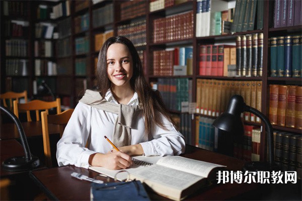 四川哪里的中職學校能讀旅游服務(wù)與管理（含導游、鐵路航空服務(wù)）專業(yè)