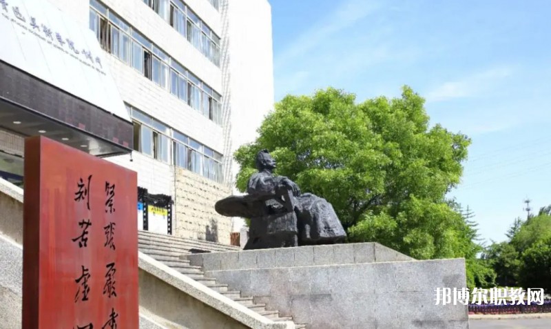 2025魯迅美術(shù)學(xué)院附屬中等美術(shù)學(xué)校招生計(jì)劃 招生人數(shù)是多少(附要求、條件、對(duì)象)