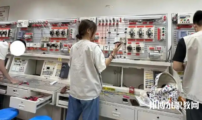 四川2025年讀電工學(xué)?？梢钥即髮W(xué)嗎